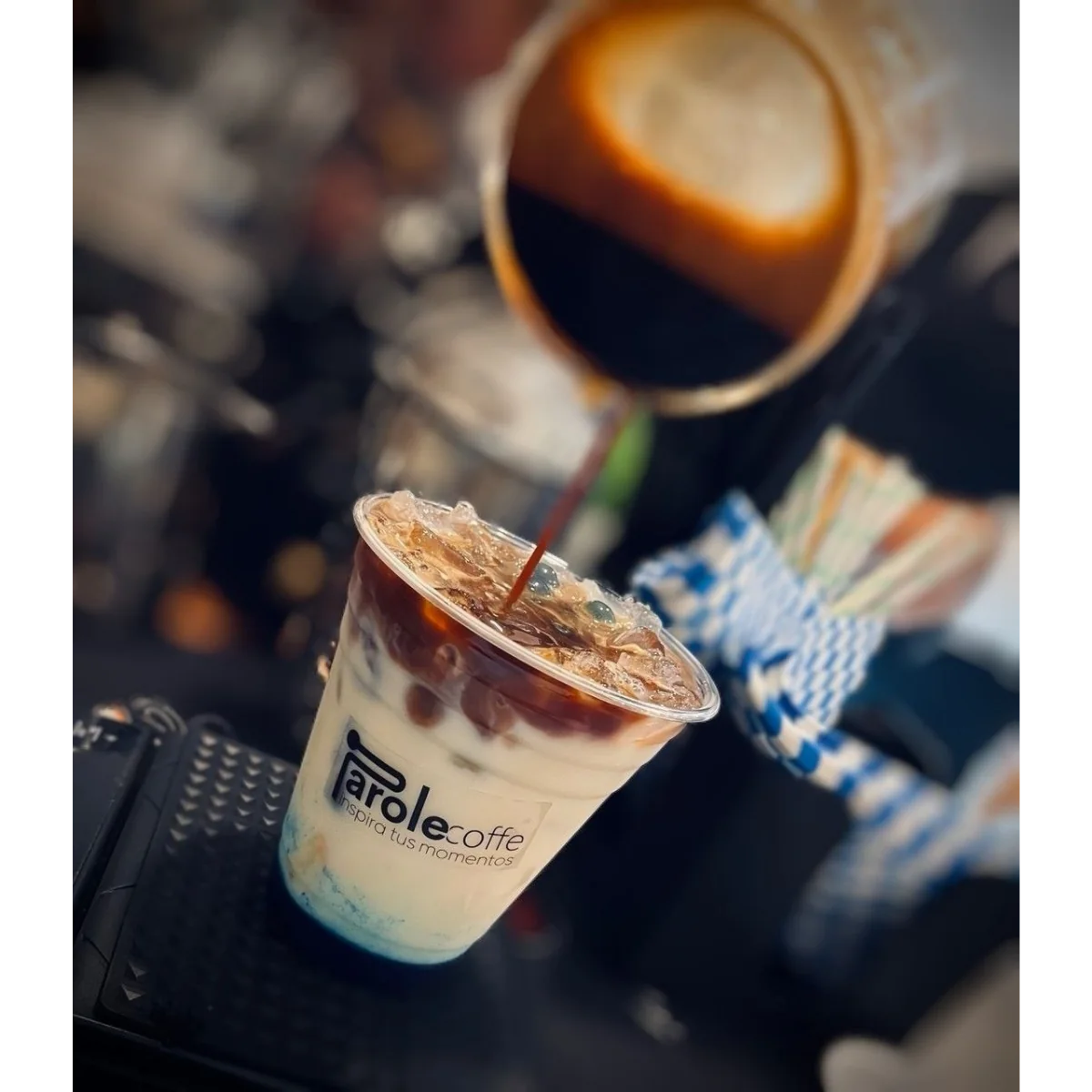 Bebida de café servida en vaso Parole